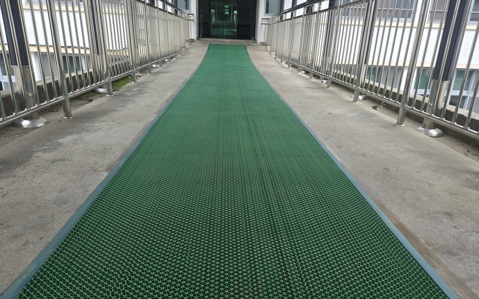 Commercial Center — Ceramic Non-Slip Profile