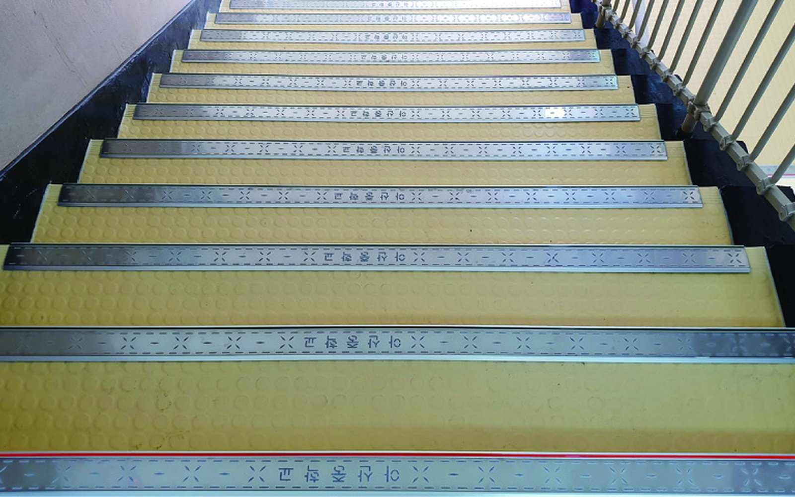 Hospital Cleanroom — Anti-Slip Safety Flooring