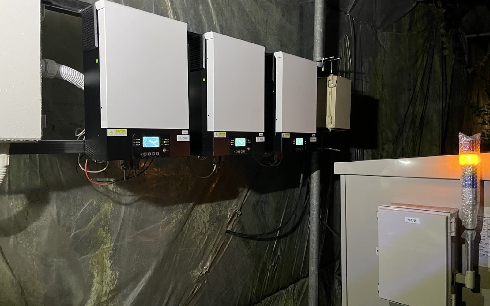 Autonomous Wind-Solar Hybrid Smart Streetlight Mast
